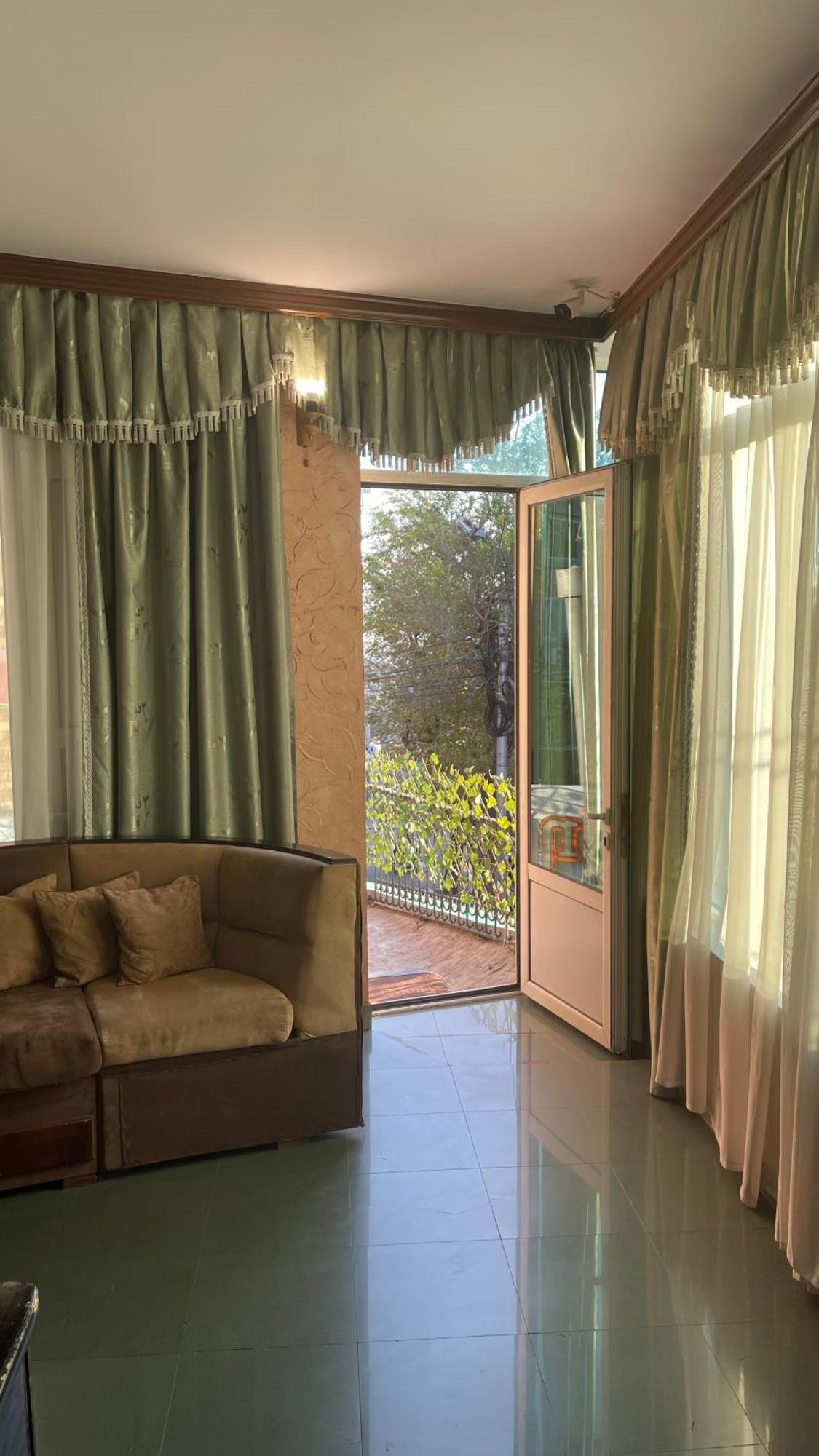 Citrus Guest House Yerevan Bagian luar foto